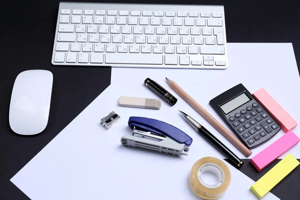 Mesa de escritório com acessórios de papelaria, teclado e papel, close-up — Fotografia de Stock