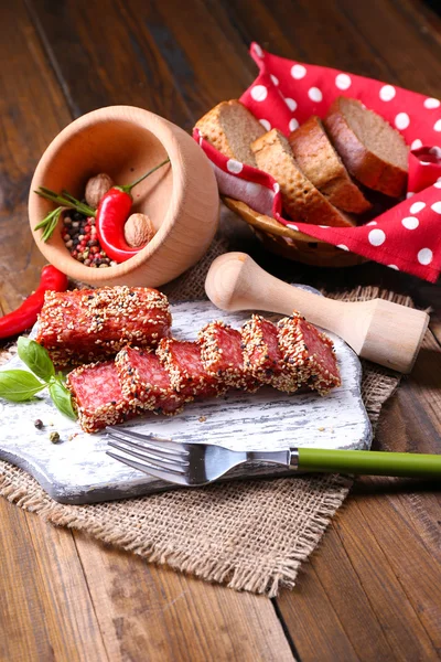 Вкусная колбаса — стоковое фото