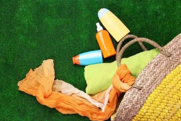 枝編み細工品バッグ カラフルなスカーフ — ストック写真