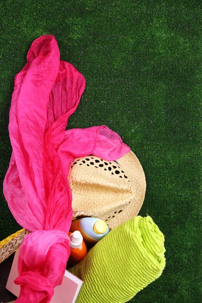 Λυγαριά τσάντα με πολύχρωμο μαντήλι — Φωτογραφία Αρχείου