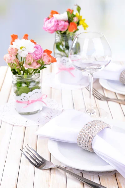 Table setting with spring flowers — Stock Photo, Image