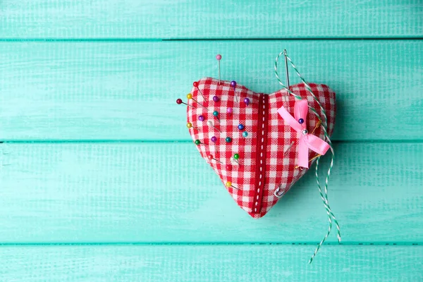 Coeur en tissu avec broches de couleur — Photo