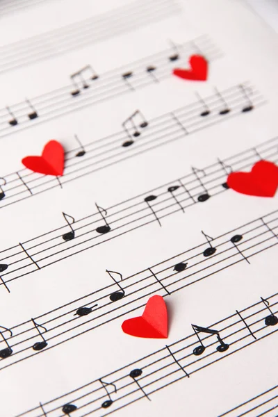 Papier harten op muziek boek — Stockfoto