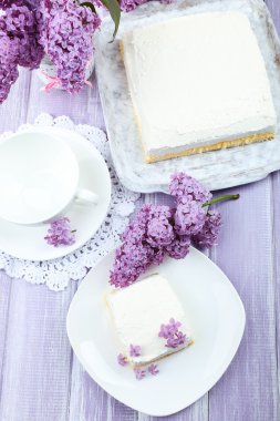 Eflatun çiçekler ile tatlı