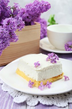 Eflatun çiçekler ile tatlı