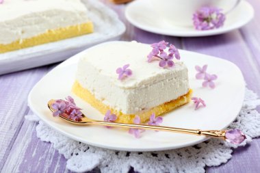 Eflatun çiçekler ile tatlı