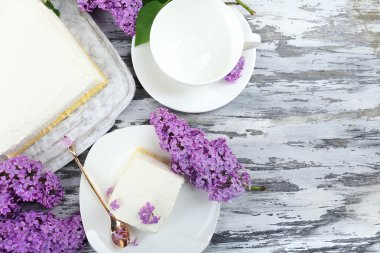 Eflatun çiçekler ile tatlı