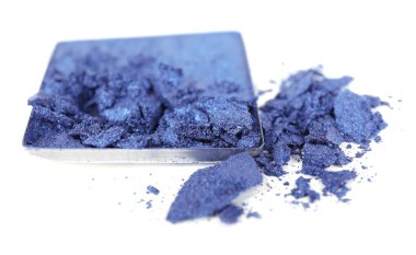 Ezilmiş göz farı beyaza izole edilmiş.