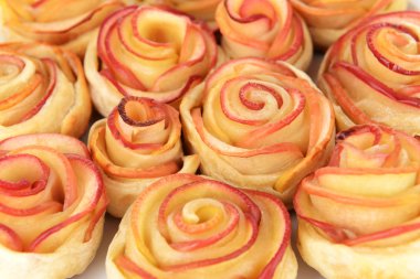 Gül plaka yakın çekim üzerinde apple ile lezzetli puf böreği şeklinde