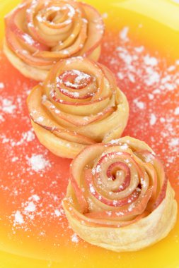 Gül plaka yakın çekim üzerinde apple ile lezzetli puf böreği şeklinde