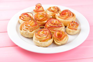 Gül tablo yakın çekim plaka üzerinde apple ile lezzetli puf böreği şeklinde