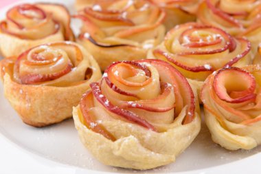 Gül tablo yakın çekim plaka üzerinde apple ile lezzetli puf böreği şeklinde