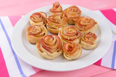 Gül tablo yakın çekim plaka üzerinde apple ile lezzetli puf böreği şeklinde