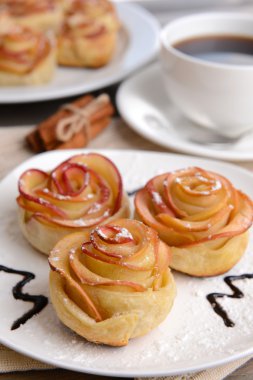 Gül tablo yakın çekim plaka üzerinde apple ile lezzetli puf böreği şeklinde