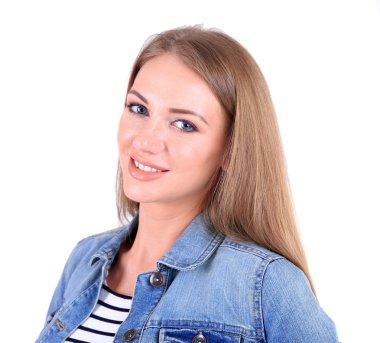 güzel genç kız ceket ve t-shirt üzerinde beyaz izole