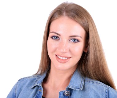 güzel genç kız ceket ve t-shirt üzerinde beyaz izole