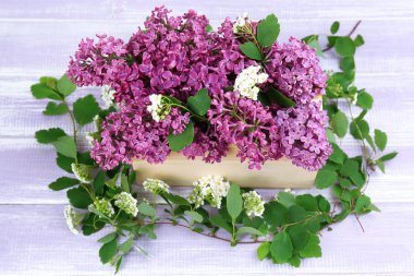 ahşap masaya güzel bahar çiçek yakın çekim