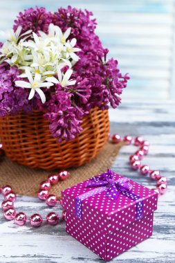 hasır sepet tahta masada güzel bahar çiçekleri yakın çekim