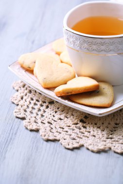 Lavanta Çerezler ve lezzetli çay rengi ahşap arka plan üzerinde