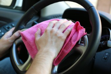 Araba parlatma mikrofiber bezle el