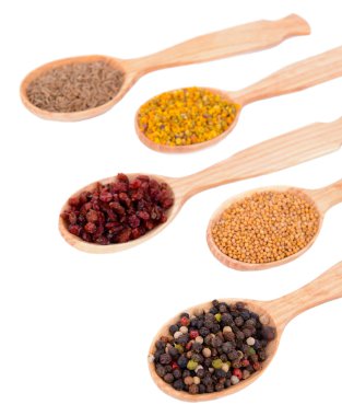 kaşık üzerine beyaz izole içinde farklı baharatlar