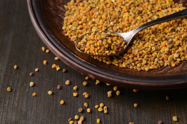 ahşap zemin üzerine kaşık içinde baharat polen