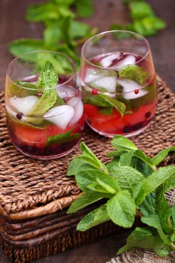 ahşap masa arka planda lezzetli kokteyl ile taze greyfurt ve nane yaprakları