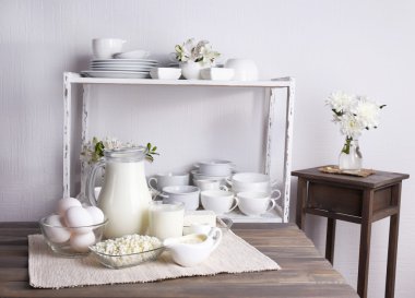 Natürmort tablo lezzetli süt ve süt ürünleri ile