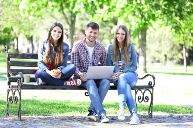 parkta oturan mutlu öğrenciler