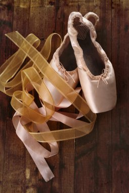 ahşap arka plan üzerinde bale pointe Ayakkabı