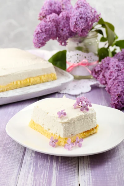 Десерт с лиловыми цветами — стоковое фото