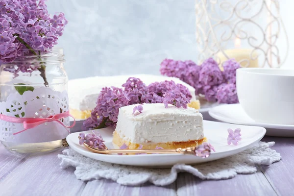 Dessert met lila bloemen — Stockfoto