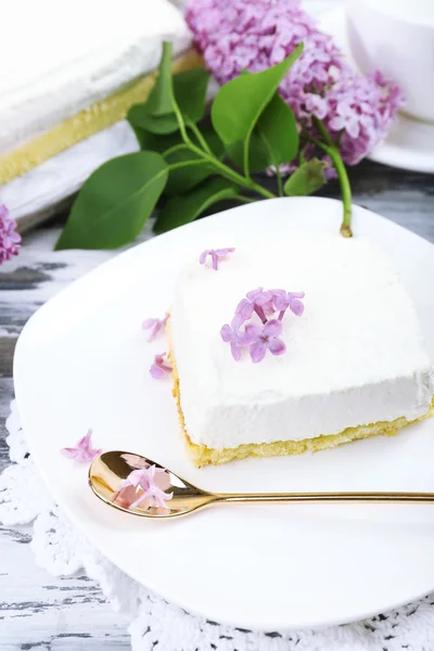 Dessert with lilac flowers — Stock Photo, Image