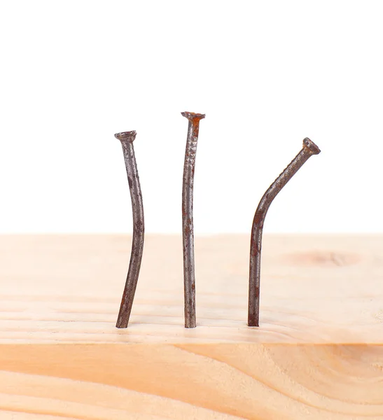 Hřebíky v dřevěném prkénku — Stock fotografie