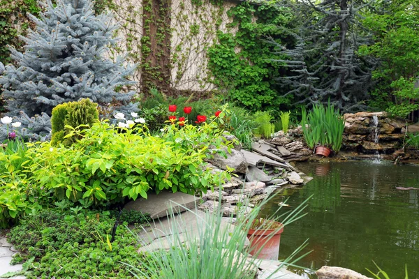 Jardín con estanque — Foto de Stock