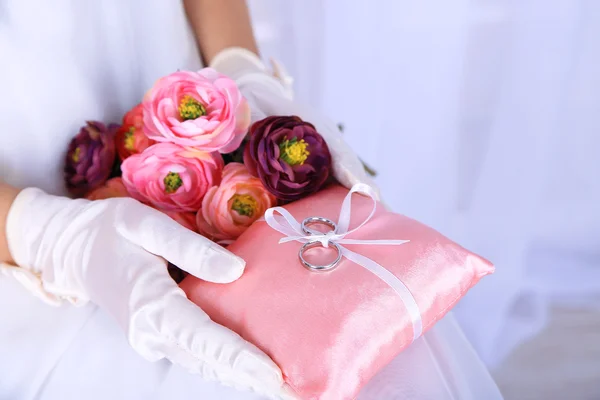 Bruid met boeket en trouwringen — Stockfoto