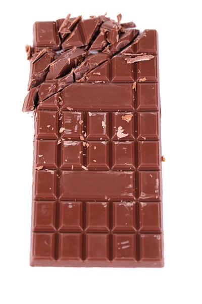 Gehakte bar van chocolade op wit wordt geïsoleerd — Stockfoto