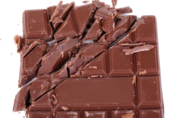 Gehakte bar van chocolade op wit wordt geïsoleerd — Stockfoto