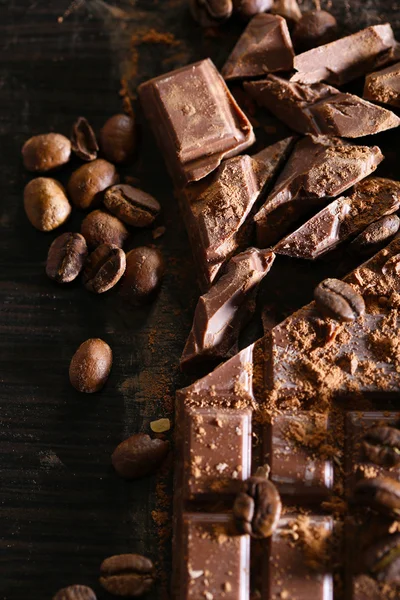 Barra picada de chocolate sobre fondo de madera —  Fotos de Stock