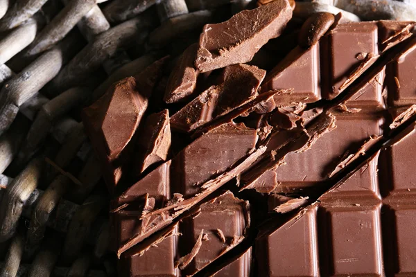 Hasır mat zemin üzerine çikolata kıyılmış bar — Stok fotoğraf