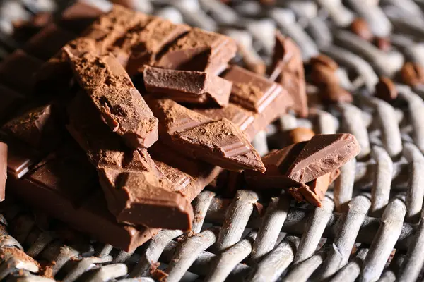 Barra di cioccolato tritato su sfondo stuoia di vimini — Foto Stock