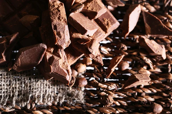 Barra cortada de chocolate no fundo esteira de vime — Fotografia de Stock