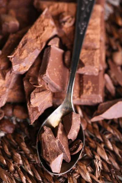 Barra di cioccolato tritato su sfondo stuoia di vimini — Foto Stock