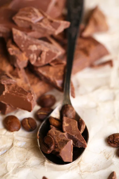 Barretta di cioccolato tritata su sfondo chiaro — Foto Stock