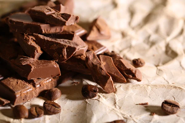 Barra picada de chocolate sobre fondo claro —  Fotos de Stock