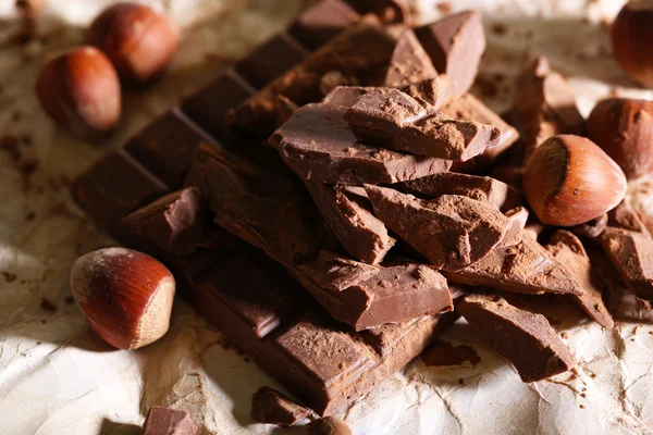 Hakket bar af chokolade på lys baggrund - Stock-foto