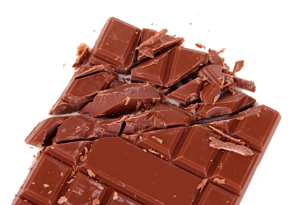 Gehakte bar van chocolade op wit wordt geïsoleerd — Stockfoto