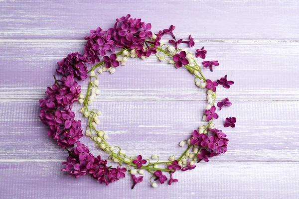 Lindas flores lilás e lírios do vale, sobre fundo de madeira — Fotografia de Stock