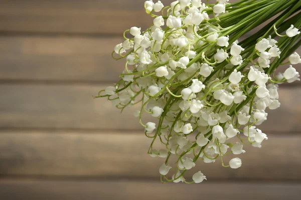 Mooie lelies van de vallei op houten achtergrond — Stockfoto