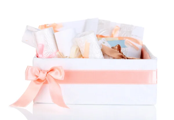 Wunderschöne handgefertigte Hochzeitskarten in Schachtel, isoliert auf weiß — Stockfoto